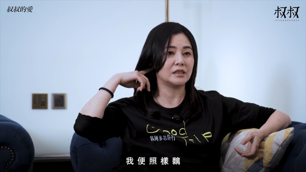 對外界曾指她長居日本福岡,蒙嘉慧說:「其實我一路都住喺香港。」(《叔叔的愛》影片截圖) 對外界曾指她長居日本福岡,蒙嘉慧說:「其實我一路都住喺香港。」(《叔叔的愛》影片截圖)