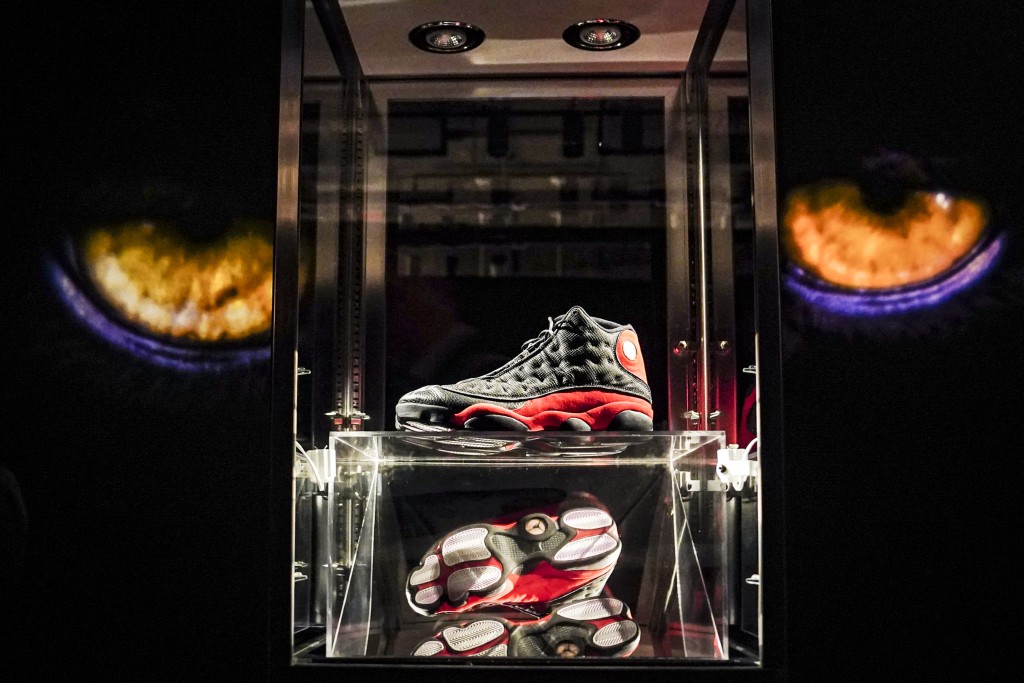 黑底紅邊Air Jordan XIII戰靴。美聯社