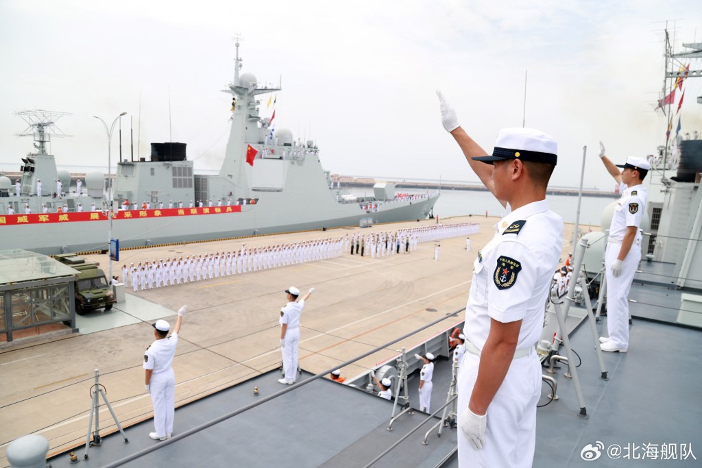 7月15日，參加「北部·聯合-2023」演習的中方海上艦艇編隊，從青島某軍港解纜啟航。（北海艦隊）
