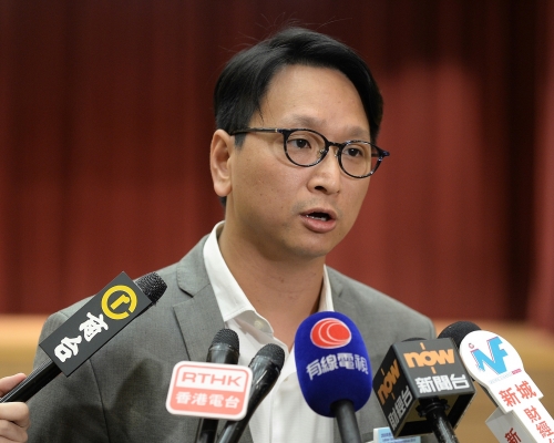 鄧家彪決定捐出一萬元，與失業家庭共渡難關。資料圖片
