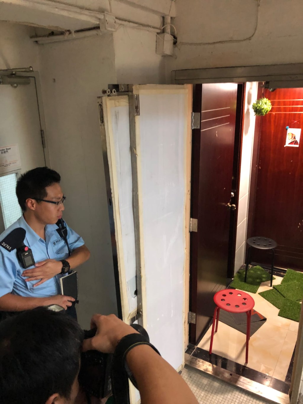 現場至早上仍未解封,警員在場看守。