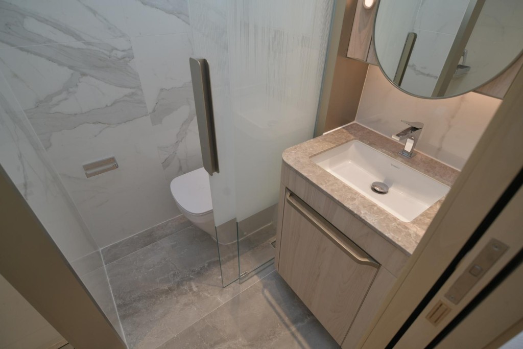 浴室圓角鏡面及石紋磚則貫徹南歐設計風格。