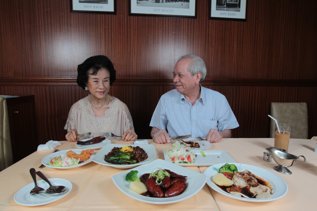 太平馆餐厅曾有不少名流人士光顾，图为已故玄学家兼食评人、莫文蔚父亲莫天赐与妻子一同用餐。(资料图片)
