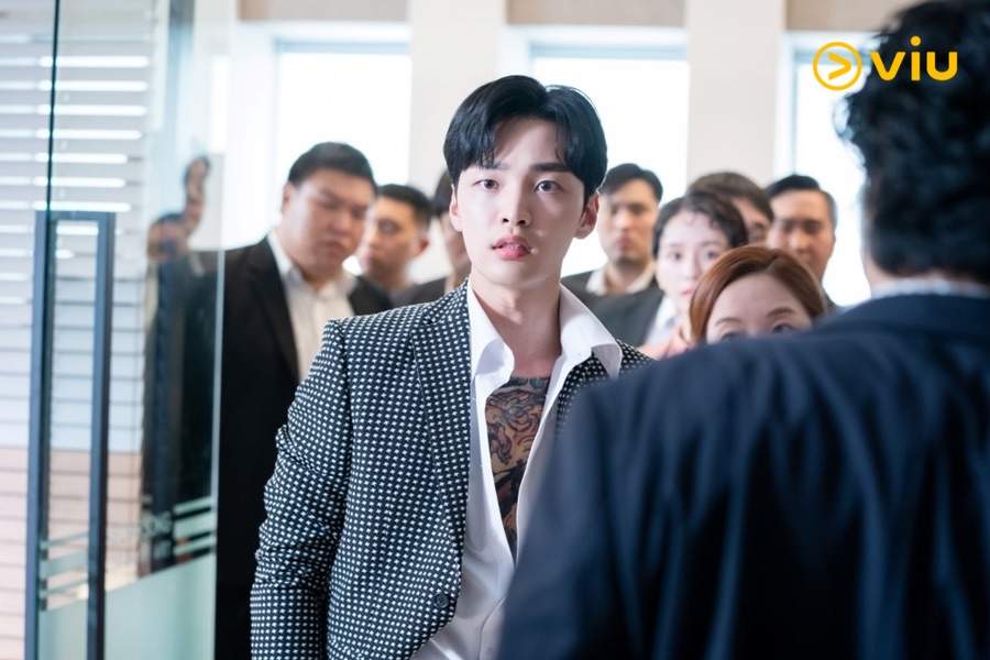 金旻載飾演目不識丁的暴發戶陳武學。
