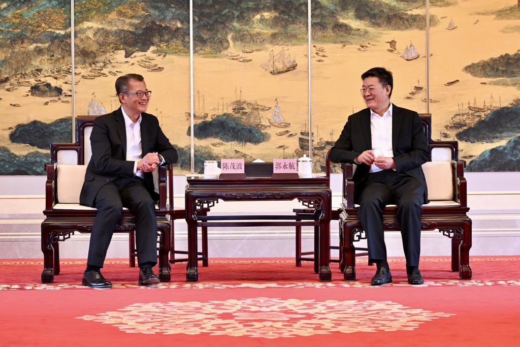 陳茂波與廣州市市長郭永航（右）會面。政府新聞處圖片