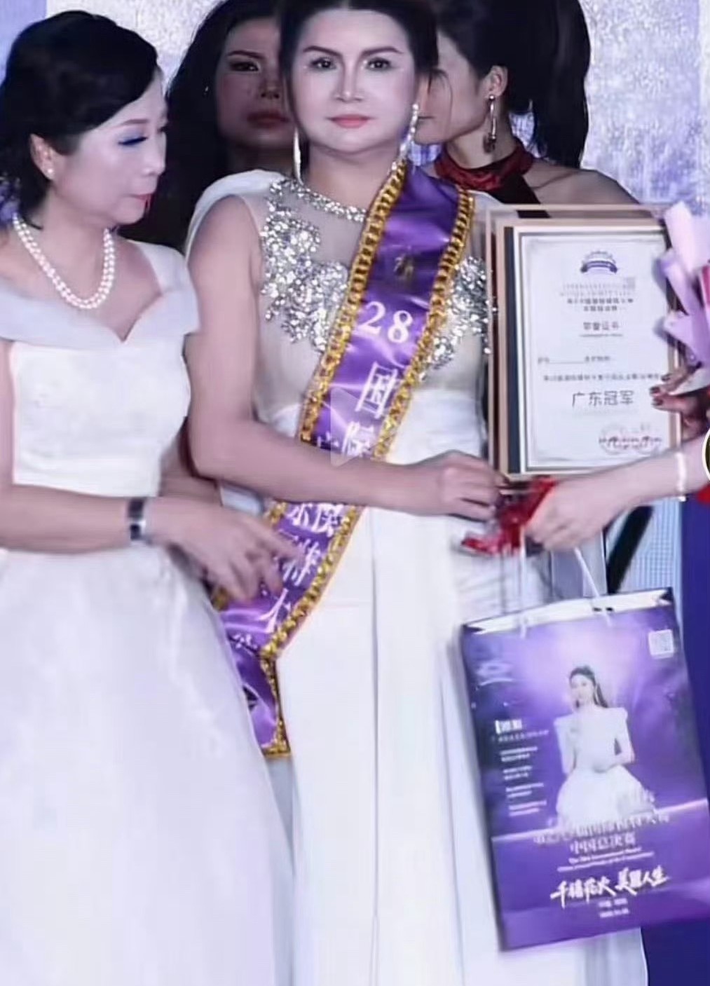 參賽者獲得廣東冠軍而引起網民熱議。微博@紅星新聞