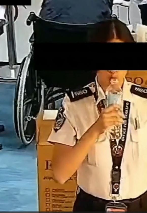 菲律宾的机场女安检狼吞虎咽吞美金灭证。影片截图