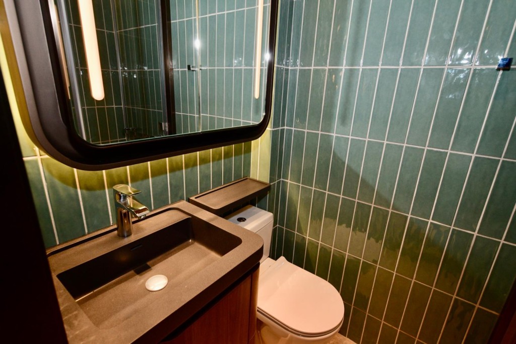 浴室以湖水綠為主色調