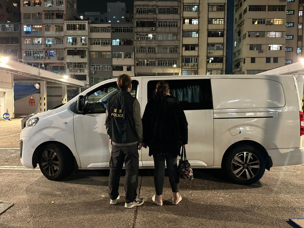 警方拘捕一名63歲姓嚴本地女子涉嫌「經營賭博場所」。警方圖片