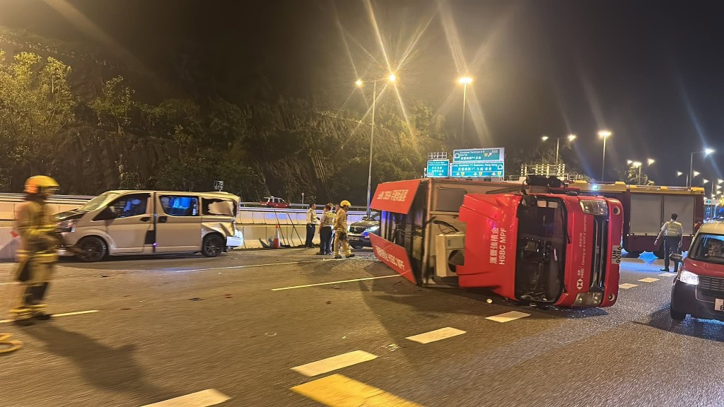 一部客貨車與一部密斗貨車意外相撞。FB:香港公共交通智庫 一部客貨車與一部密斗貨車意外相撞。FB:香港公共交通智庫
