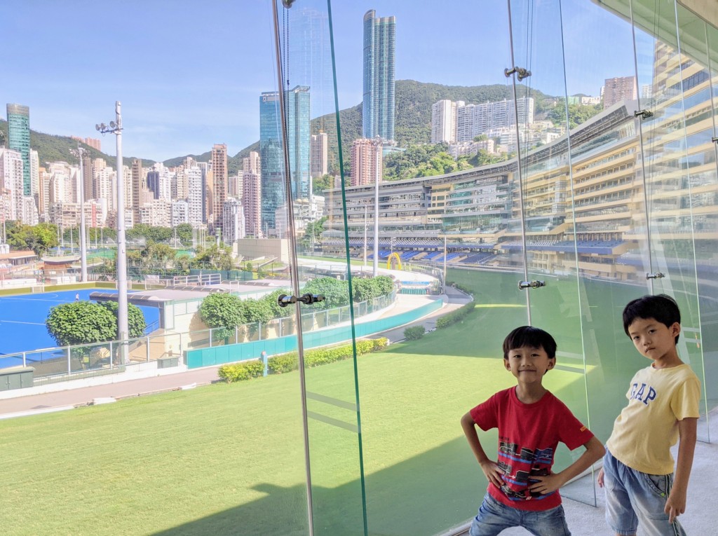 博物館在看台側,落地大玻璃可遠眺馬場全景。