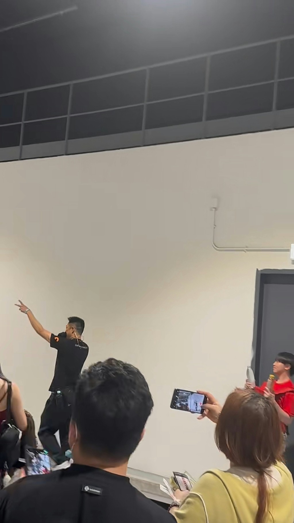 楊證樺近日為謝霆鋒演唱會擔任保安工作,成為台下另類焦點。 楊證樺近日為謝霆鋒演唱會擔任保安工作,成為台下另類焦點。