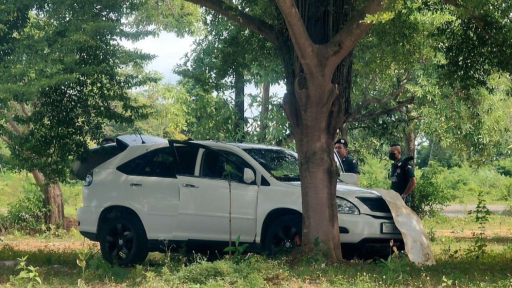 死者尸体在一部白色私家车上被发现。 柬中时报