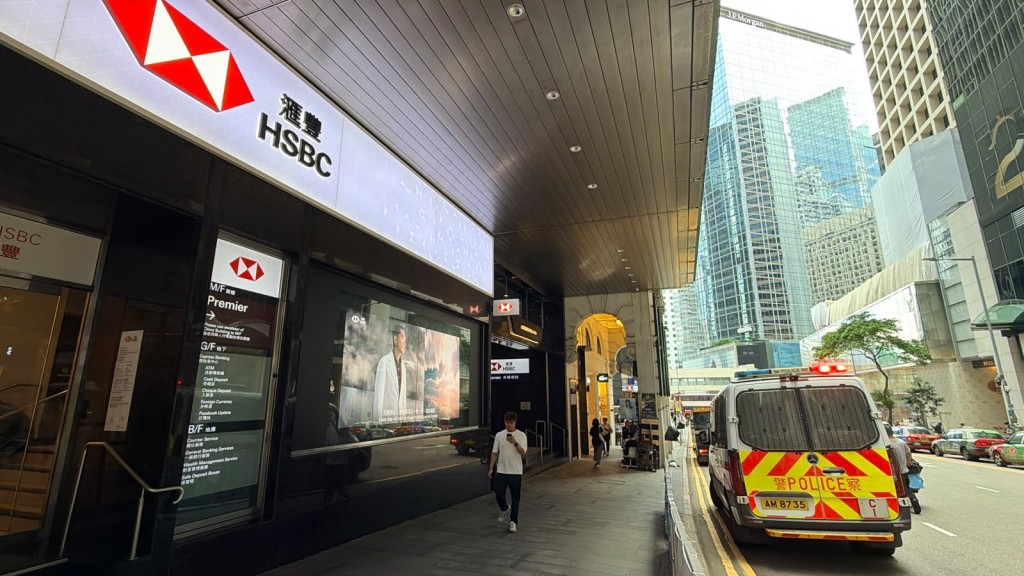 警員到場調查案件。 警員到場調查案件。
