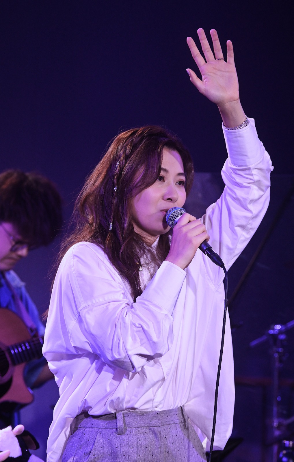 Robynn迷你騷上，唱Edan《月光奏明曲》甩轆，她要求重來。