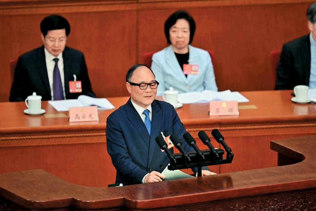 李書福戴AR眼鏡上台發言。