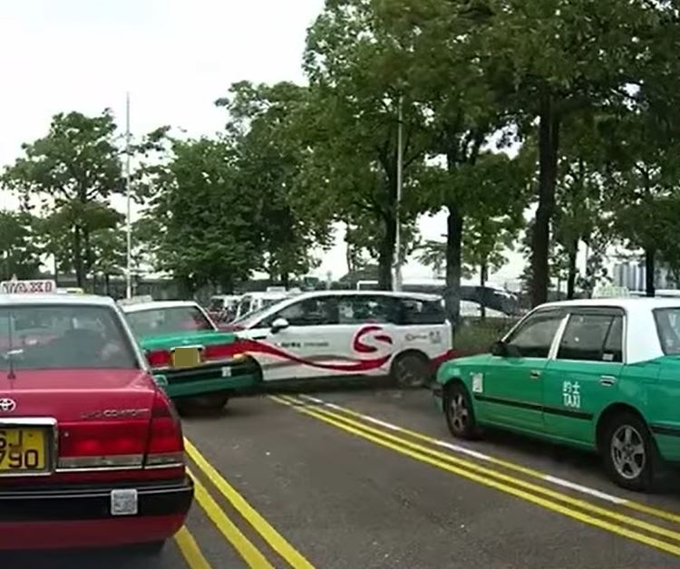 紅的推撞綠的，撼向另一紅的。fb馬路的事 (即時交通資訊台)影片截圖