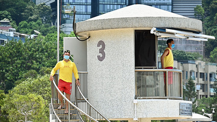 救生員需經常及長時間在炎熱等環境下工作。資料圖片