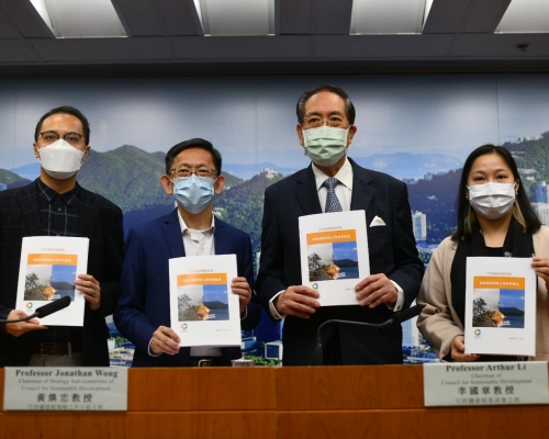 李國章（右二）指香港應在2050年或之前逐步邁向淨零碳排放。