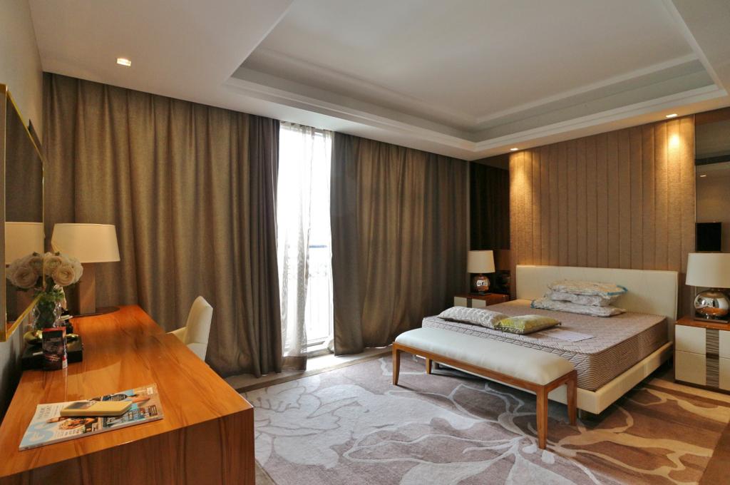 此房在擺放雙人大牀後，仍可3邊下牀。