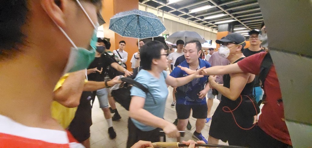 示威者與拍照婦人爆發打鬥。