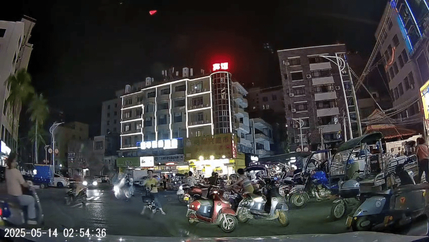 火流星瞬间消失。