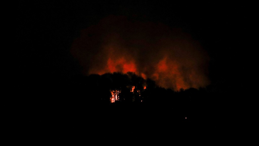 委內瑞拉卡拉卡斯市中心軍事區蒂烏納堡（Fort Tiuna）附近傳出火光。 路透社