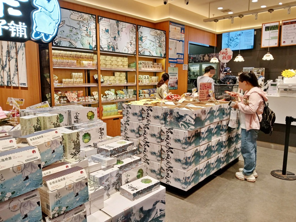 張家界「天子山」東門入口的網紅店——茶顏悅色，有零食出售。