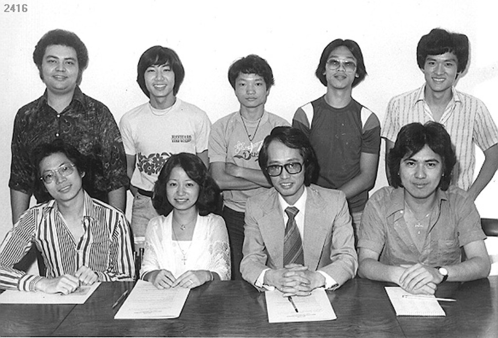 周华健（后排右一）1978年参加无綫业馀歌唱大赛夺冠，同届参赛者还有张伟文（后排左一）。