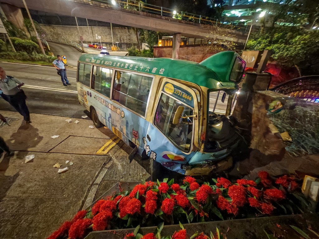 小巴車頭嚴重損毀。