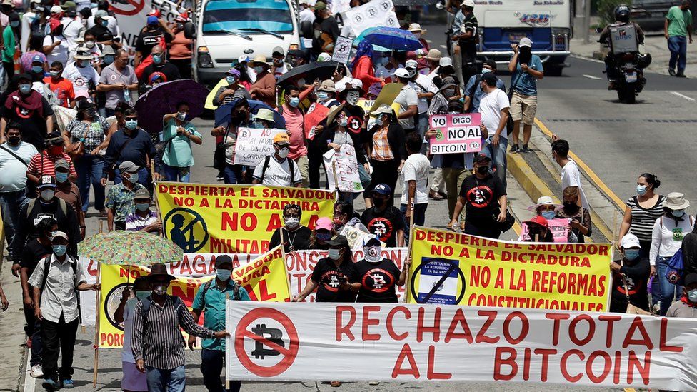 薩爾瓦多民眾普遍擔憂比特幣存在金融和法律風險，因此比特幣合法化引發不滿和抗議。
