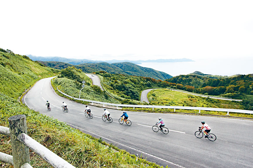 在津轻半岛骑单车，除有青森绿林景致相伴，还可赏到优美海景。