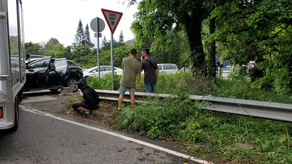 警方於新田截車拘捕四名男子。