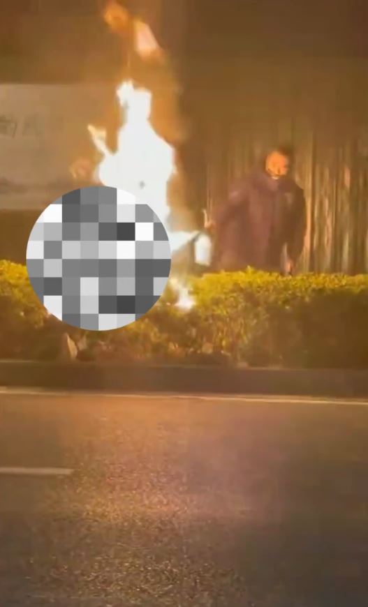 疑兇冷靜地不斷向著火的受害人噴汽油。