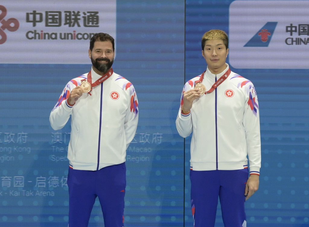 張家朗在花劍項目掛銅。何君健攝 張家朗在花劍項目掛銅。何君健攝