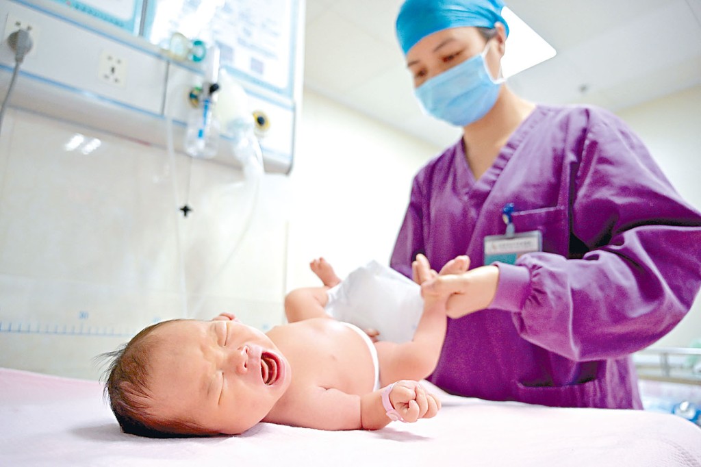 全國多個省市推出三孩福利政策鼓勵生育。