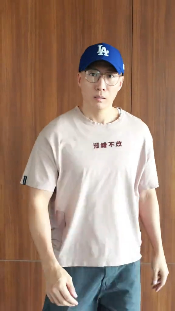 洪天照近日在抖音上載新片,「宅男」裝現身。 洪天照近日在抖音上載新片,「宅男」裝現身。