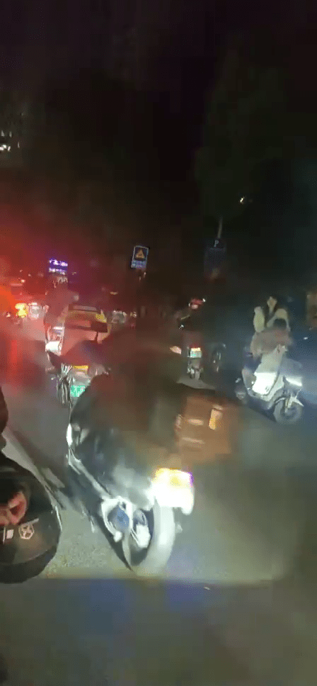 大批外賣員到現場聲援。 大批外賣員到現場聲援。