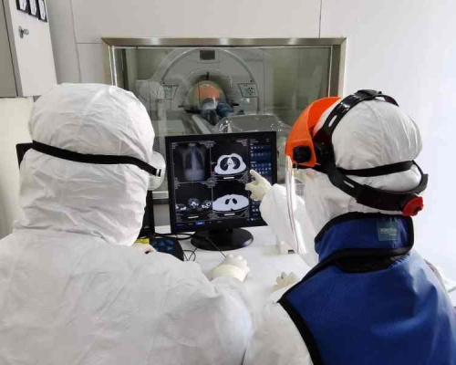 武漢醫護人員使用移動CT新設備為患者檢查。新華社