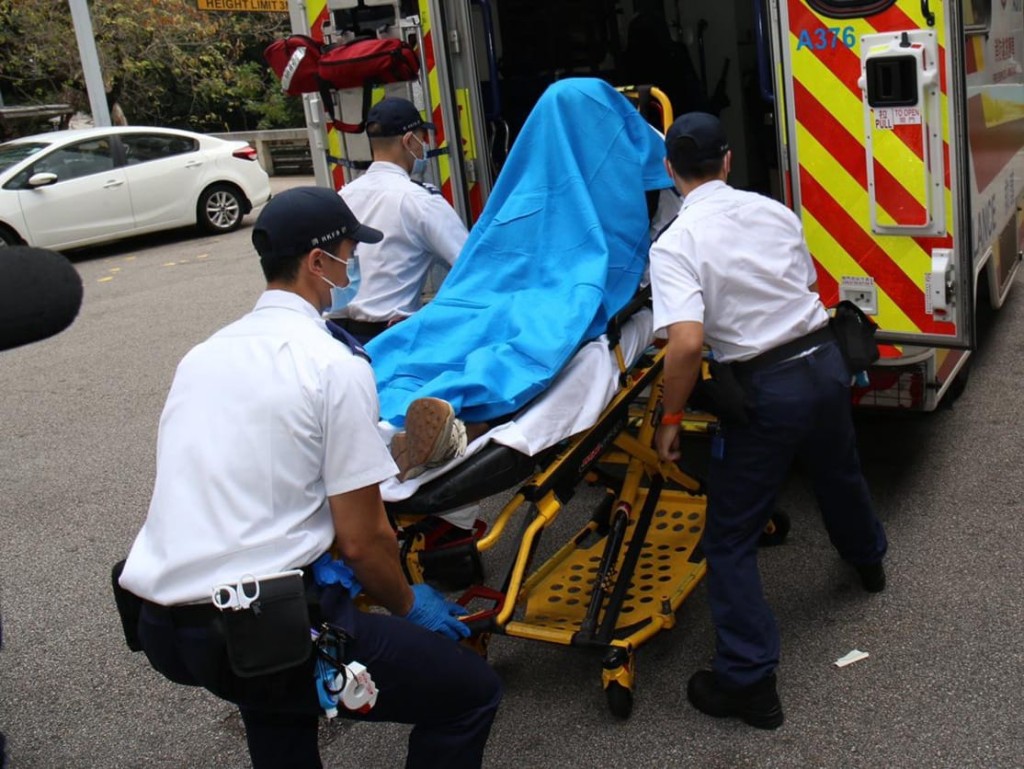 死者其中一名兒子送伊利沙伯醫院治理。