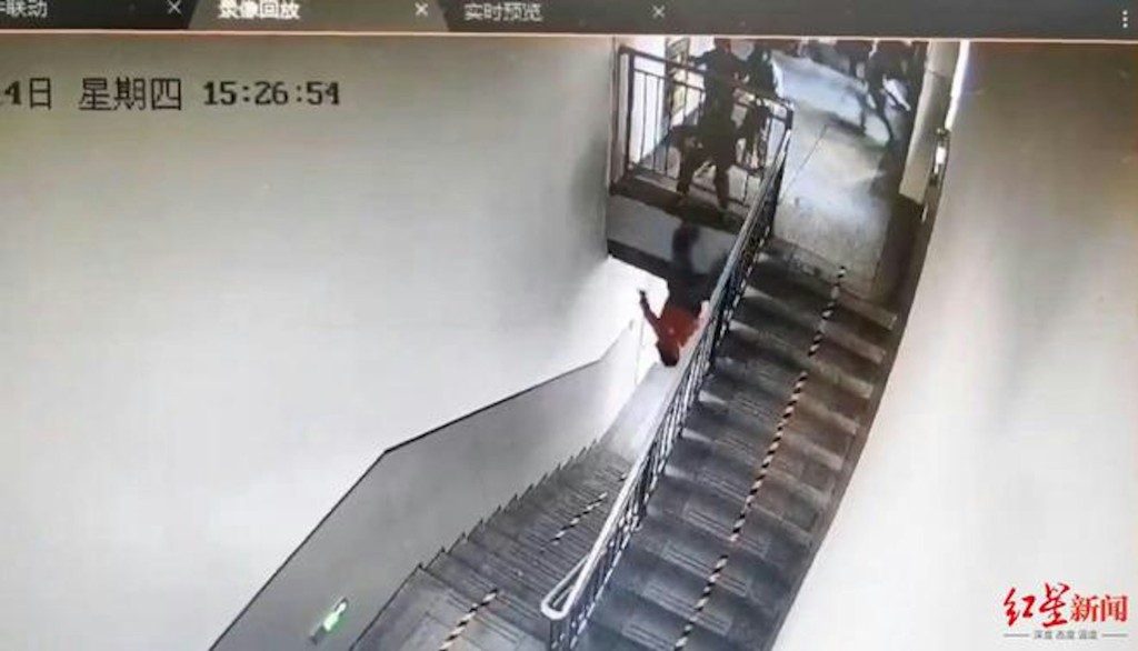 青海10歲小學生與同學玩耍時，撞穿樓梯護欄「倒插」落地命危。