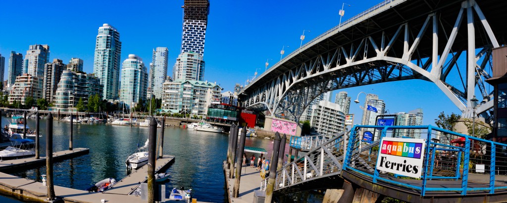 業內人士表示，永久居民身分的申請審批時間過長，有部分港人在等候期間簽證即將過期，令居留身分存疑。