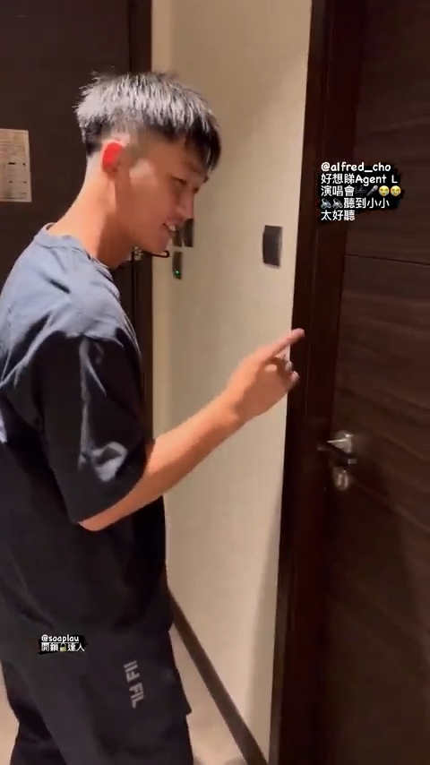 Agent.L喺廁所忘我高歌。