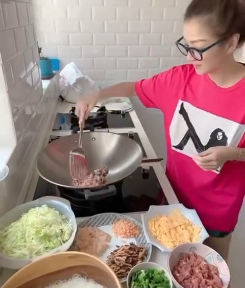 Sammi化身「煮飯婆」上載影片騷廚藝。