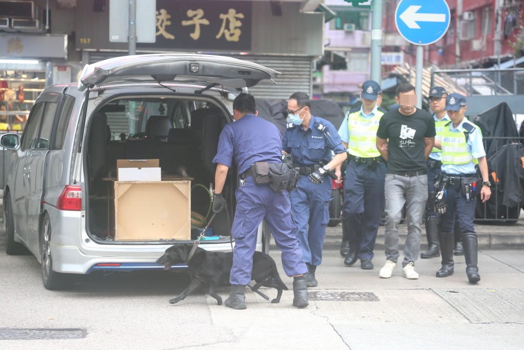 警員出動警犬搜車。