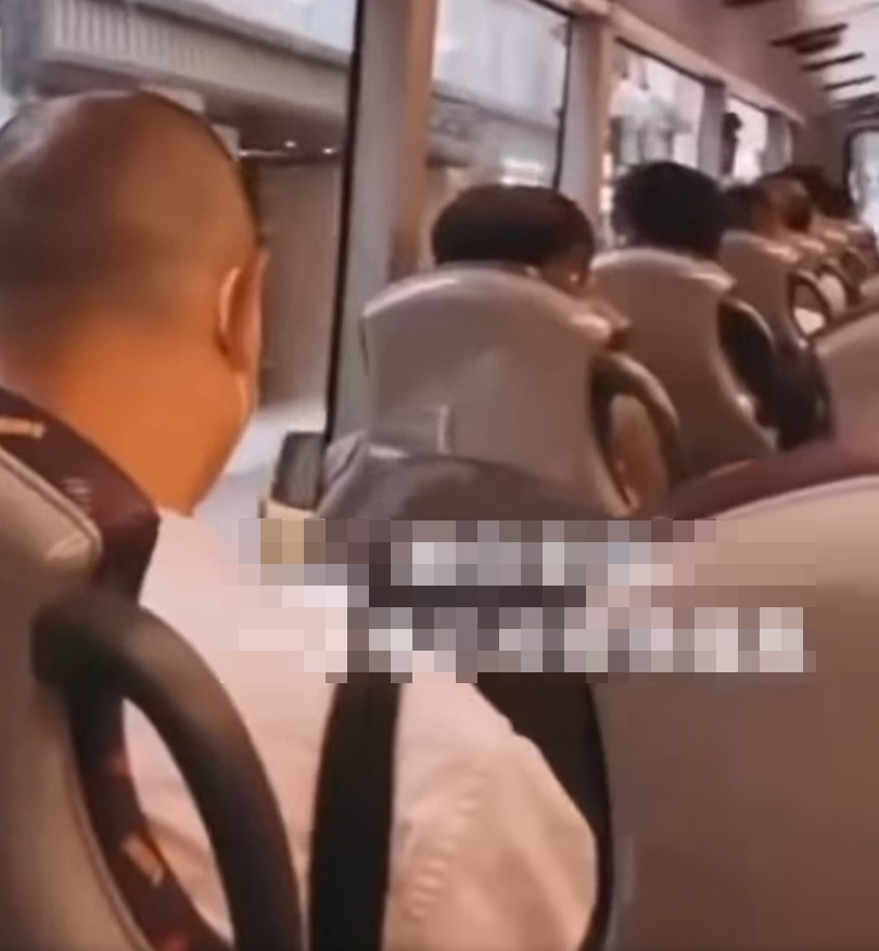 網上瘋傳一段影片指一輛途徑大館的巴士，上層車廂疑有乘客人有三急就地解決，遺留下一大坨糞。