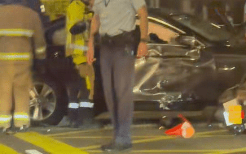 私家車右邊車門損毀。Facebook 屯門公路塞車關注組影片截圖