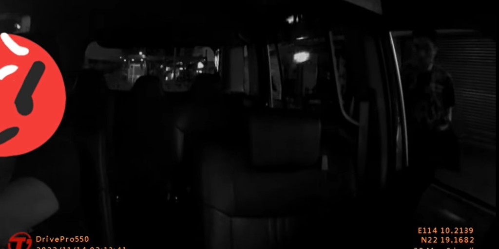 一名身穿迷彩衫的男子在旺角亞皆老街近大生超巿對開上車。(影片截圖)