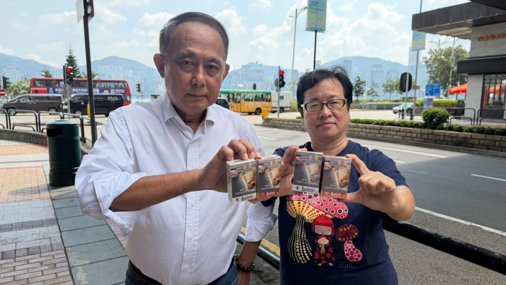 香港报贩协会主席林长富（左）、深水埗报纸档档主林洁卿（右）