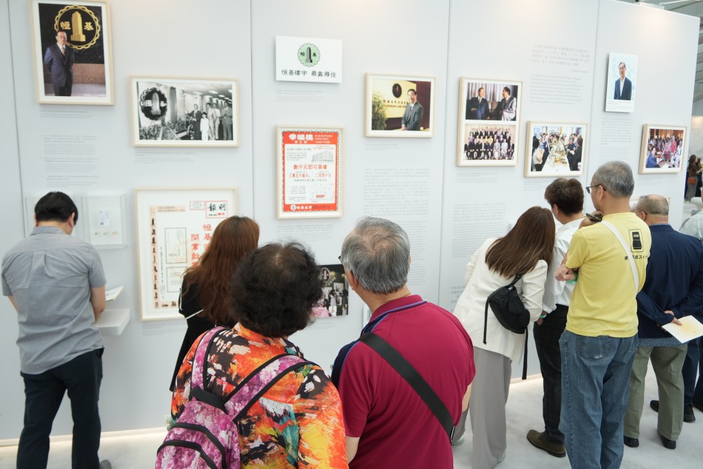 展覽首日開場即人頭湧湧,不少市民前來悼念。資料圖片 展覽首日開場即人頭湧湧,不少市民前來悼念。資料圖片